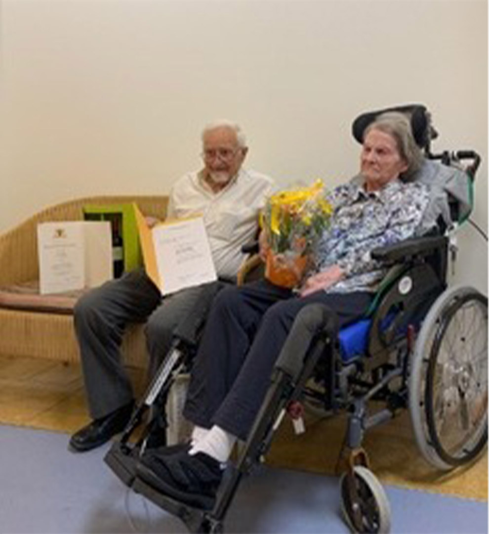 Evdiak Bild von einem Seniorenpaar, die nebeneinander sitzen