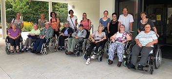 Evdiak Bild einer Gruppe Senioren in Rollstühlen