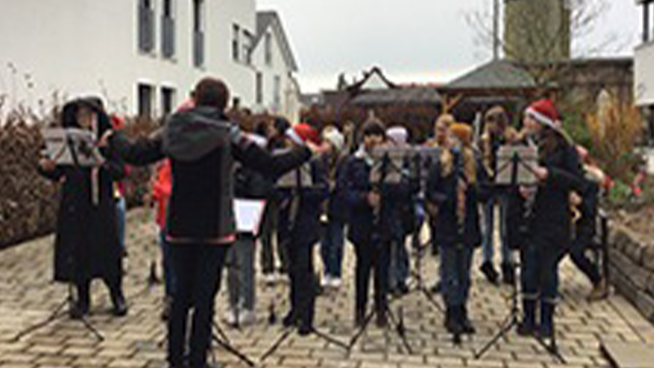 Evdiak Bild einer Schulklasse, die alle ein Instrument spielen