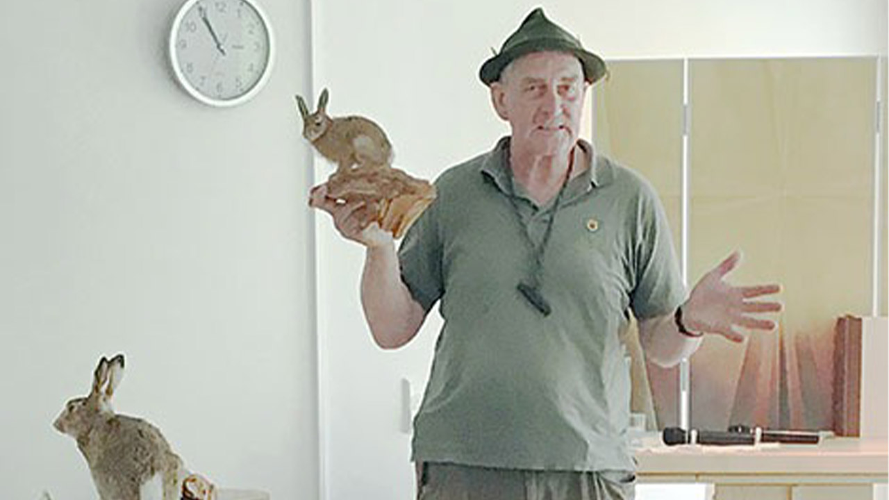 Evdiak Bild eines Jägers, der über sein Handwerk erzählt