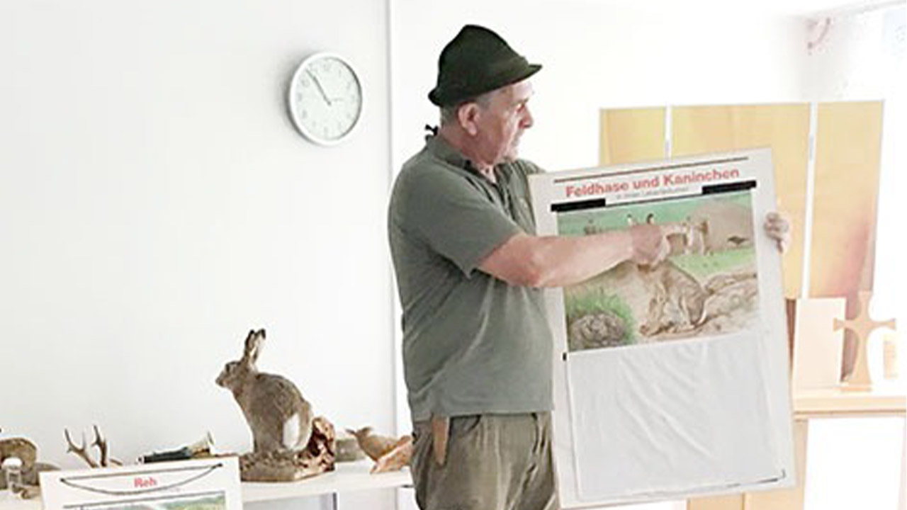 Evdiak Bild eines Jägers, der über sein Handwerk erzählt