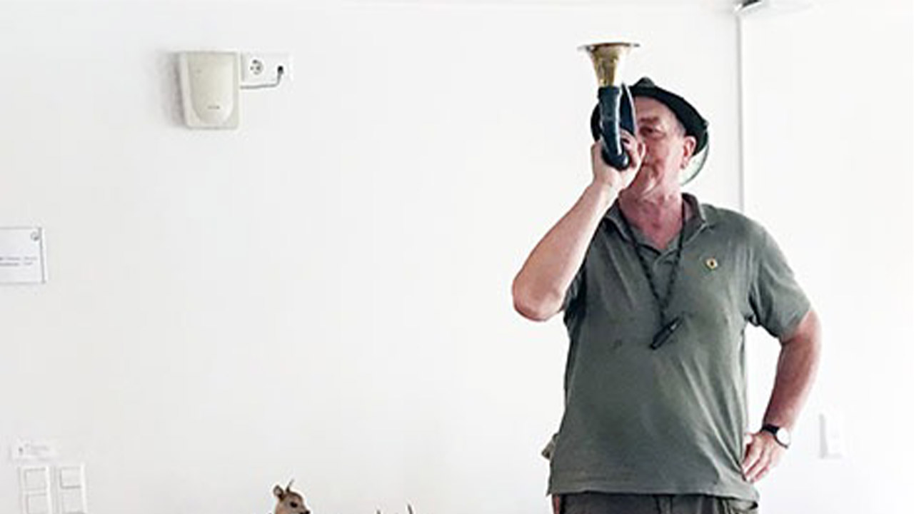 Evdiak Bild eines Jägers, der über sein Handwerk erzählt