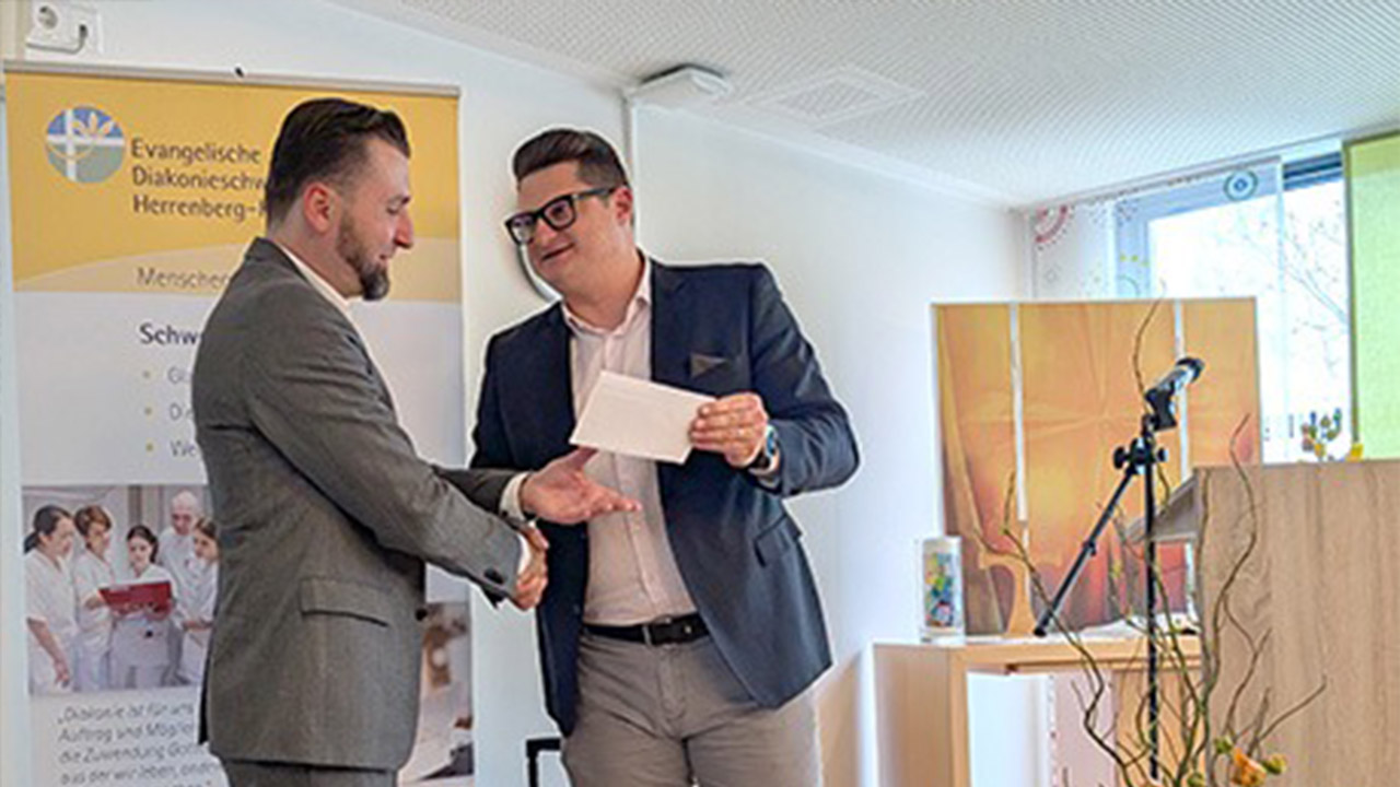 Evdiak Bild, auf dem der eine Mann dem anderen einen Brief übergibt