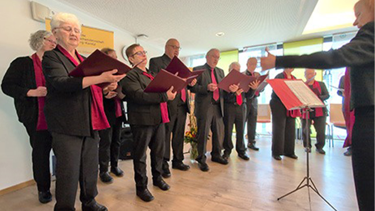 Evdiak Bild von einem Chor in schwarzen Anzügen