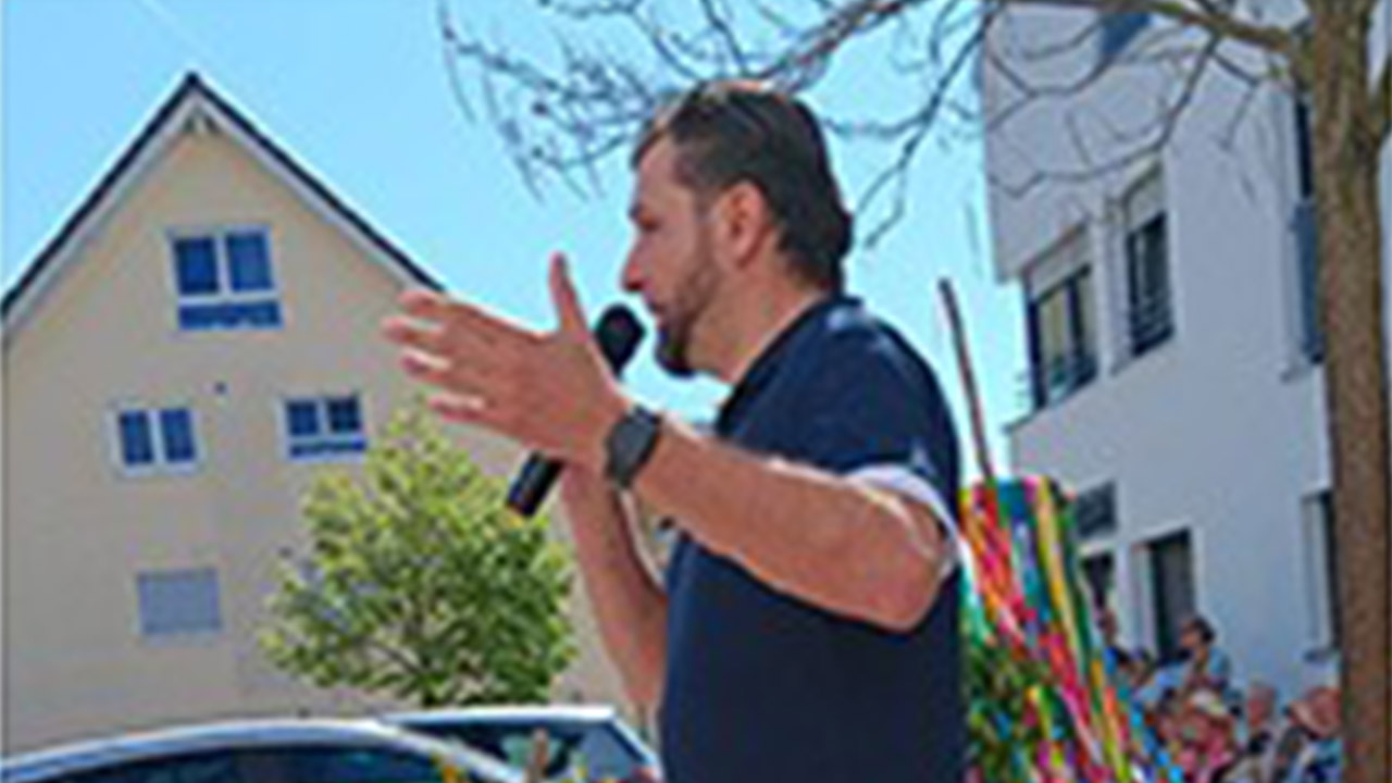 Evdiak Bild von einem Mann mit Mikrofon