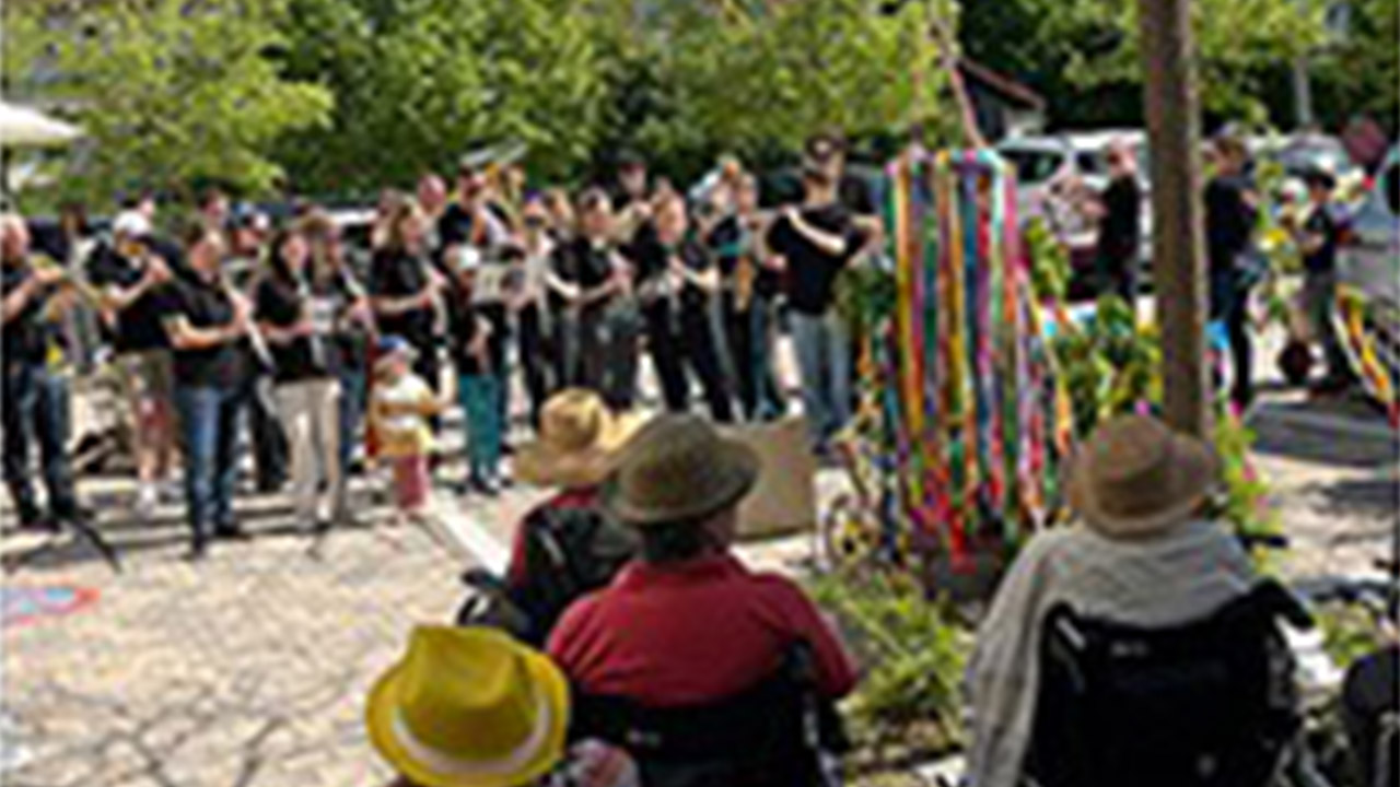 Evdiak Bild von einer Gruppe, die musiziert und Senioren, die zuschauen