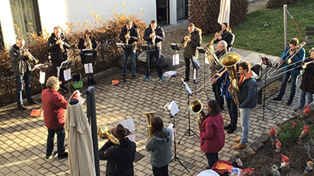 Evdiak Bild von einem Posaunenchor vor der Einrichtung