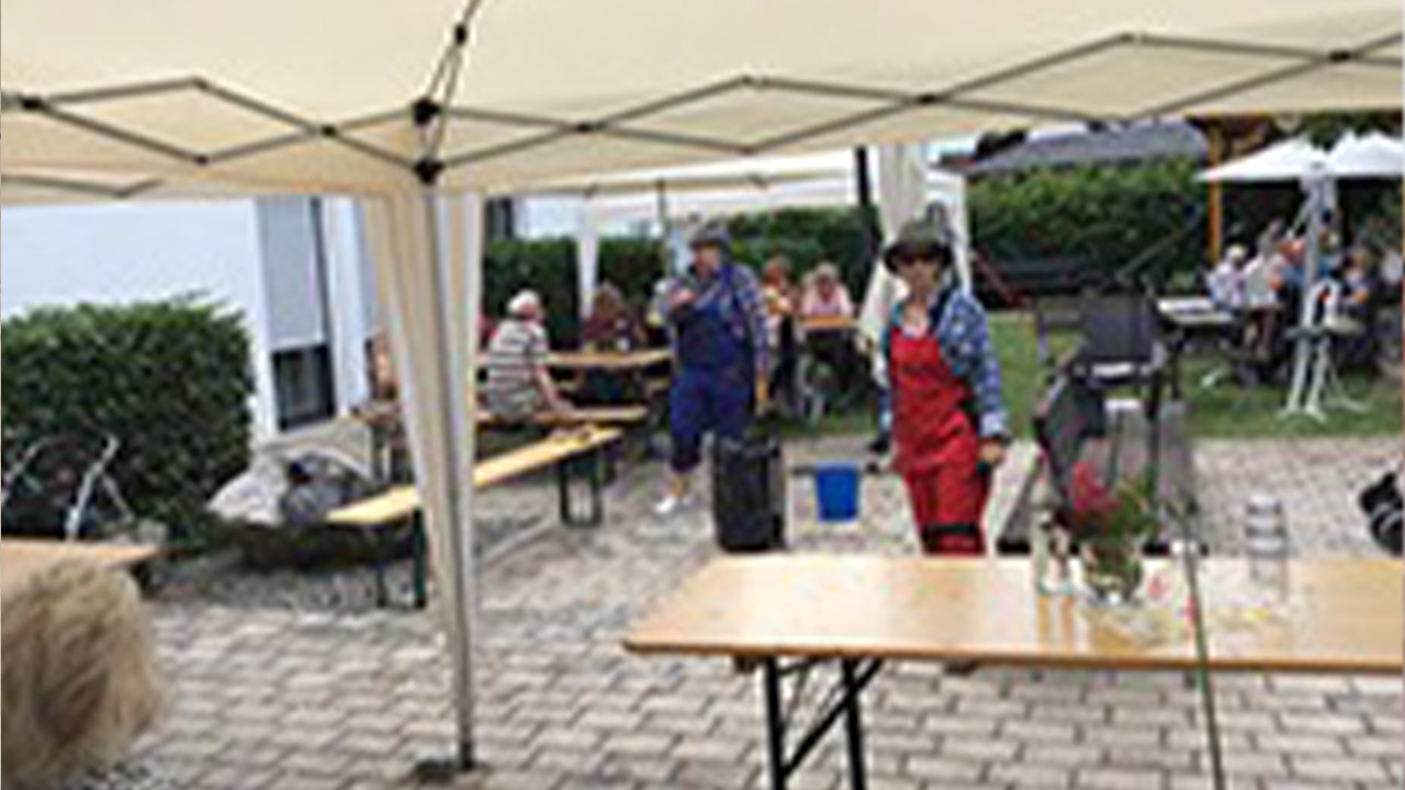 Evdiak Bild von einem Tisch unter einem Pavillion