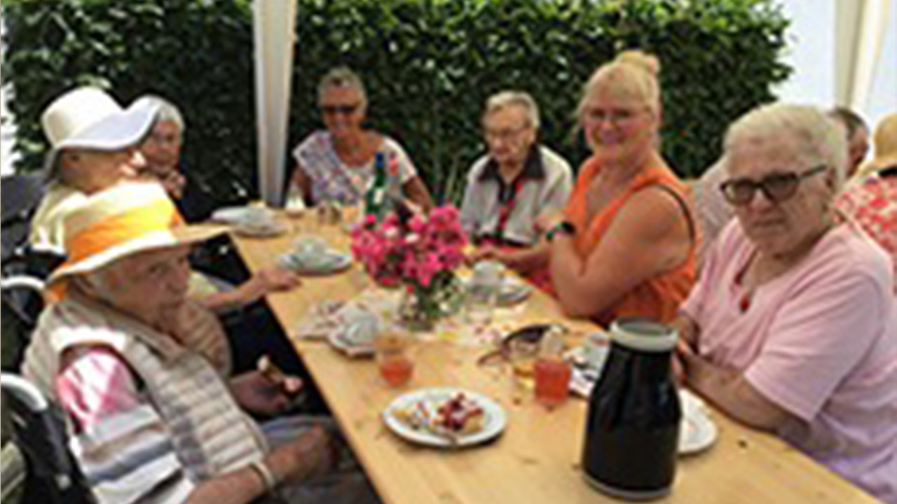 Evdiak Bild von mehreren Personen an einem Tisch