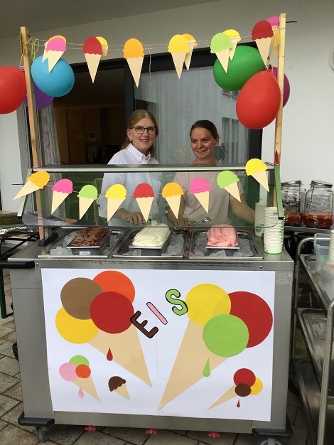 Evdiak Bild von zwei Mitarbeiterinnen hinter einem Eisstand