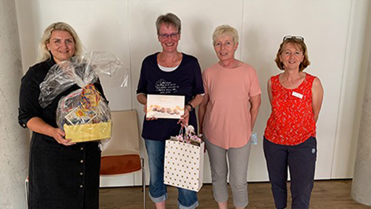 Evdiak Bild von vier Frauen mit Abschiedgeschenken