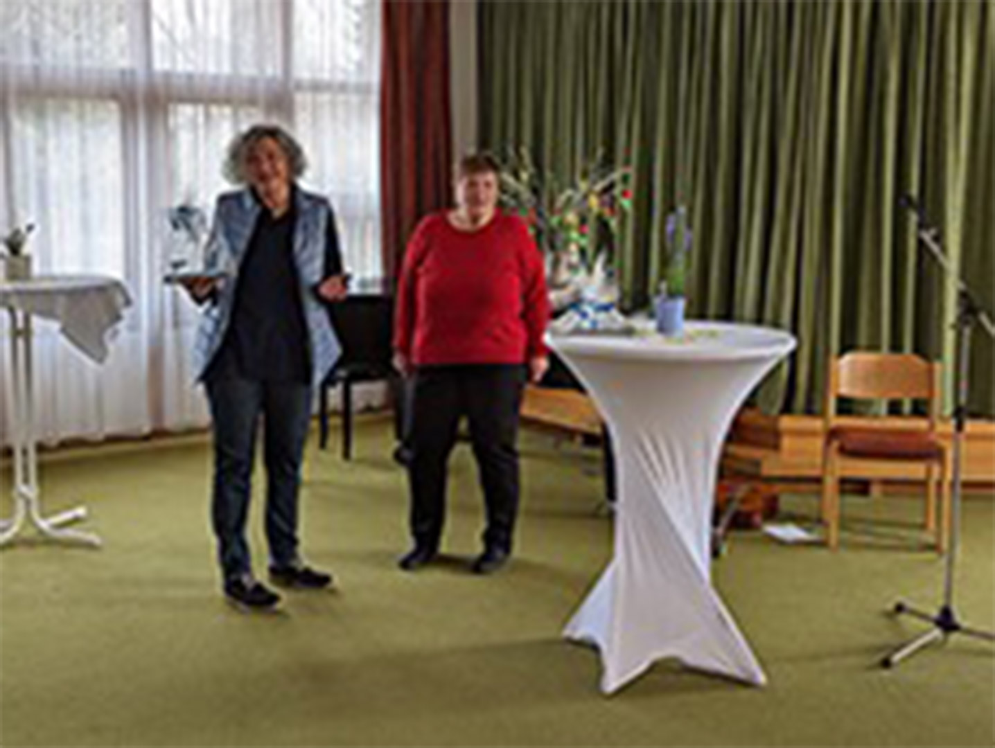 Evdiak Bild von zwei Frauen, rechts neben ihnen steht ein Mikrophon