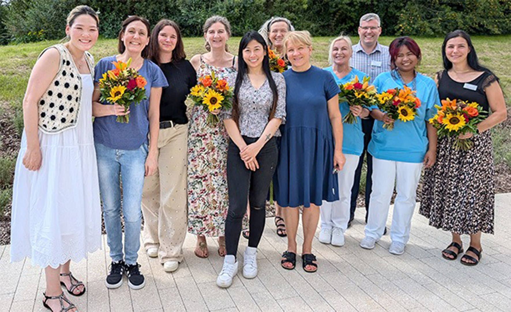 Evdiak Bild von jungen Leuten, die Blumensträuße in den Händen halten und lächeln