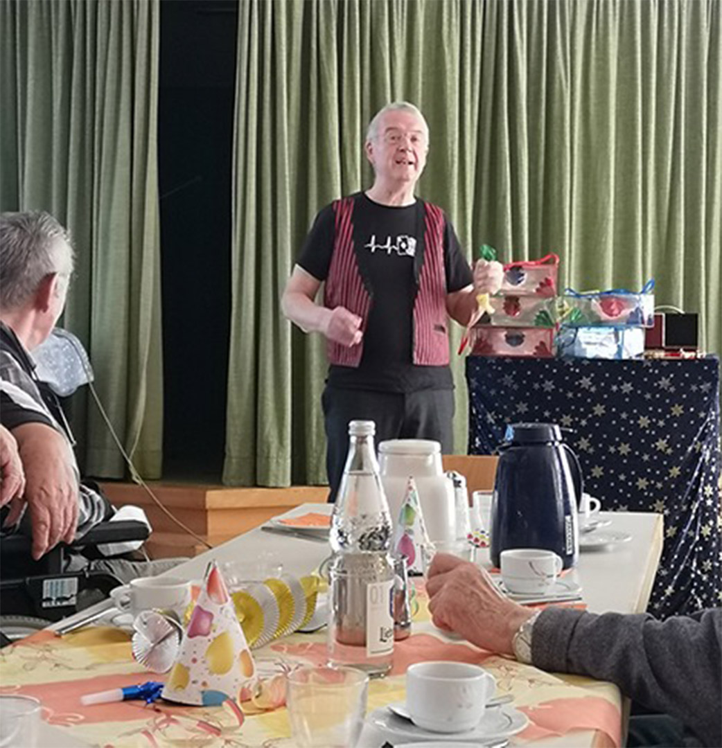 Evdiak Bild von einem Mann, der eine Zaubershow vorführt