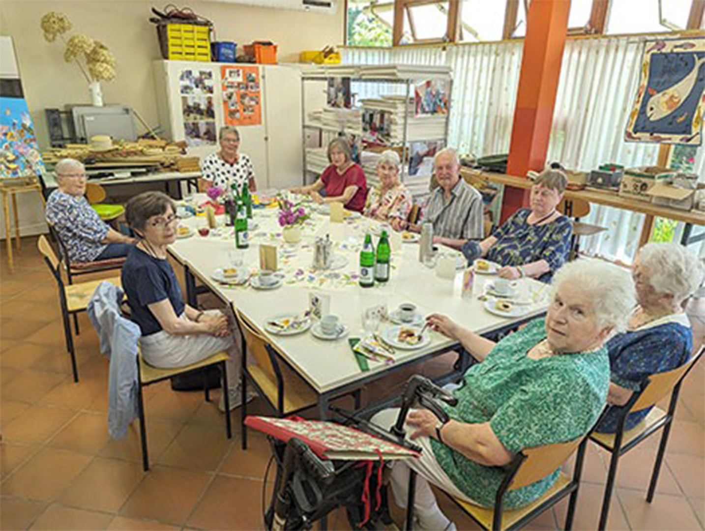 Evdiak Bild von Senioren an einem Tisch mit Kaffee und Kuchen