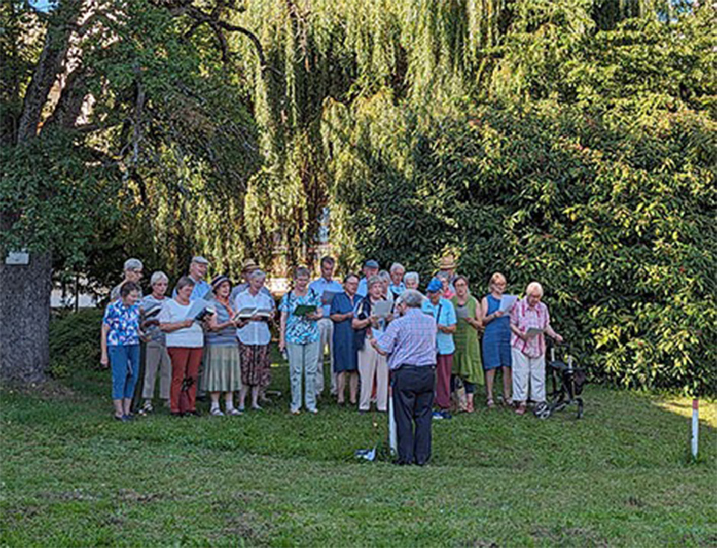 Evdiak Bild von einer Gruppe Senioren, die im Freien singen