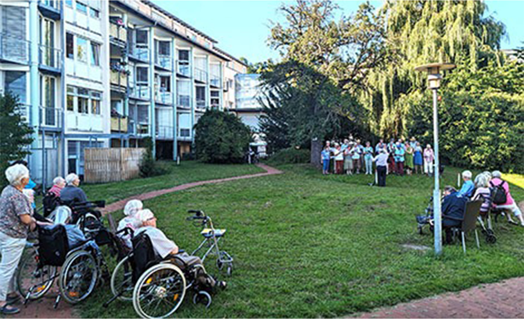 Evdiak Bild von Senioren im Freien, einige singen