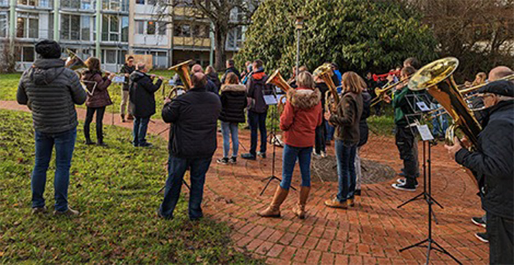 Evdiak Bild von einer Orchesterband, die im Freien musiziert