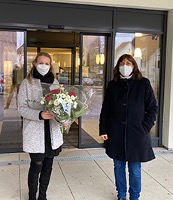 Evdiak Bild von zwei Frauen, eine hat einen Blumenstrauß in der Hand