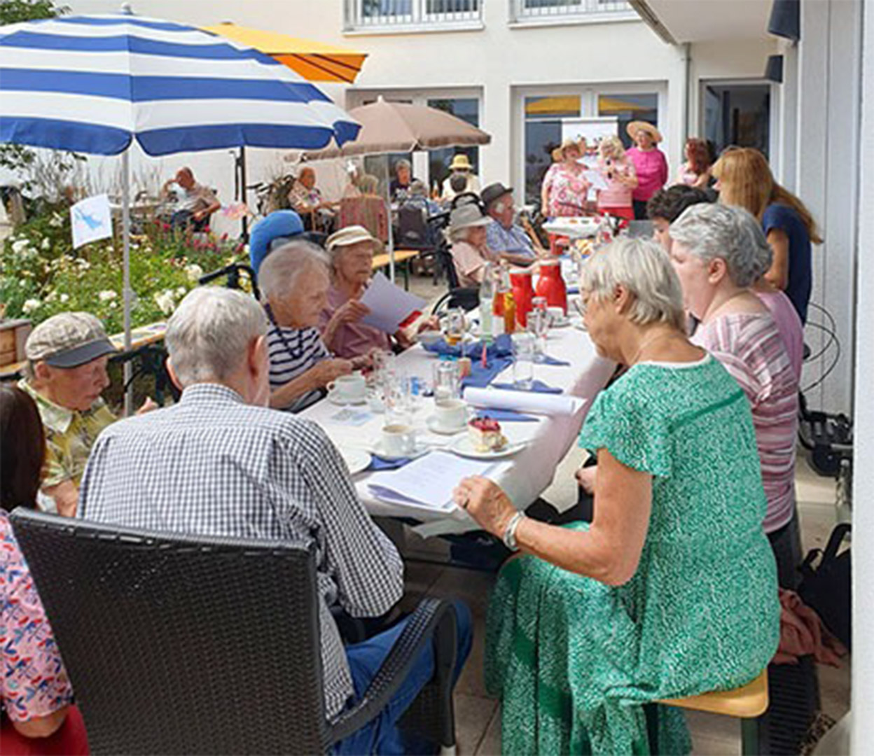 Evdiak Bild von einem voll besetztem Tisch im Garten des Heims