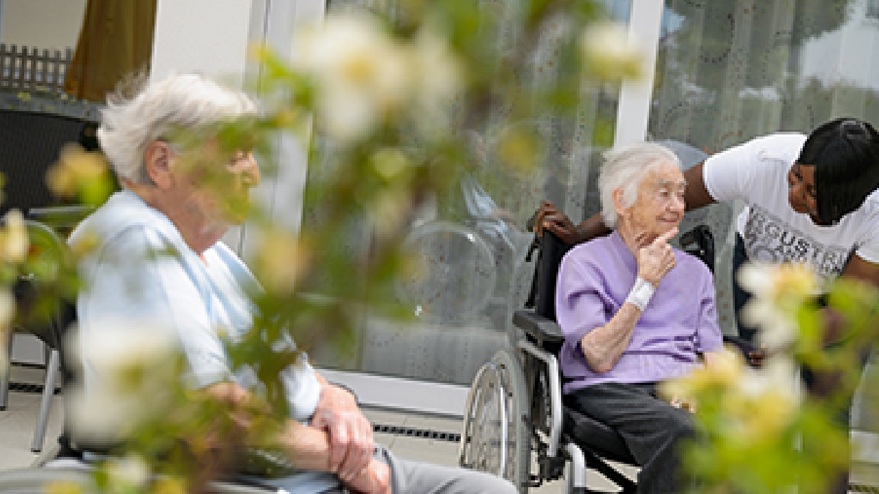 Evdiak Zwei Bewohner und eine Pflegerin im Garten