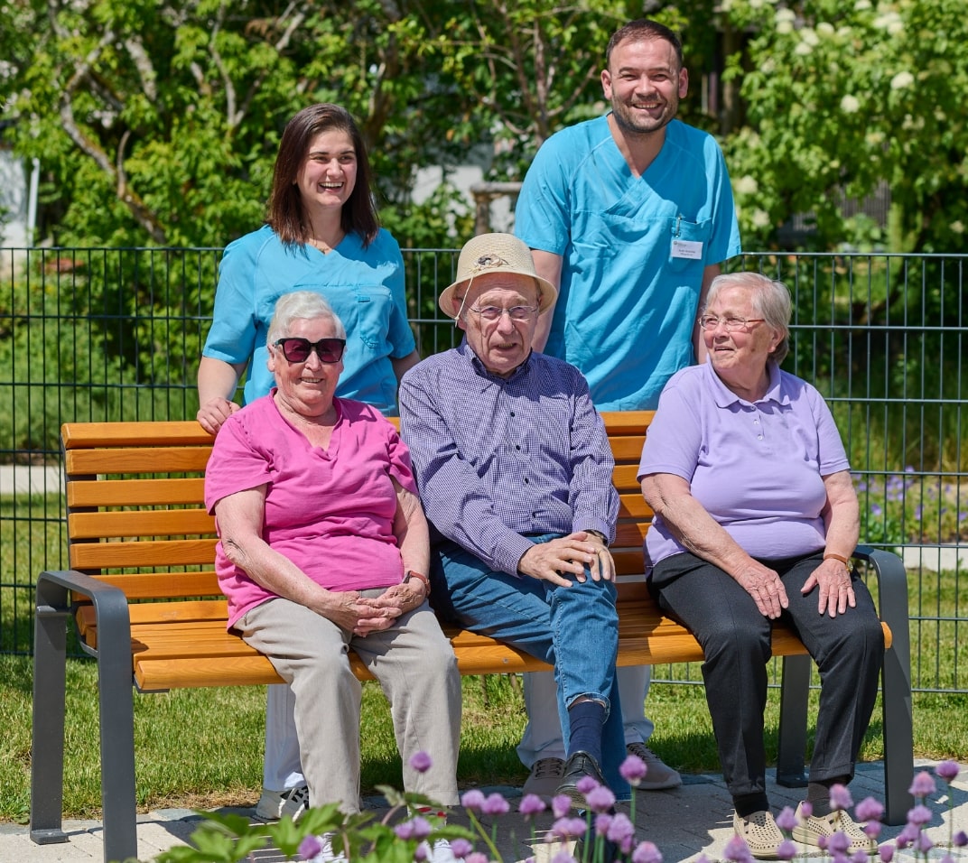 Evdiak Gruppenbild mit Pflegerinnen und Pfleger sowie Bewohnerinnen und Bewohner