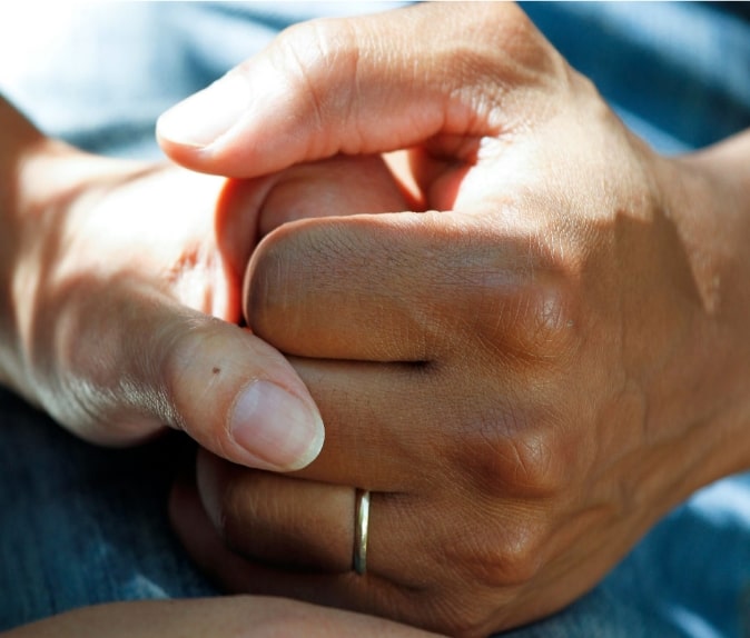Karriere bei der evangelischen Diakonie-Schwesternschaft Herrenberg-Korntal e. V.: Evdiak Foto einer Hand, die eine andere Hand umschließt