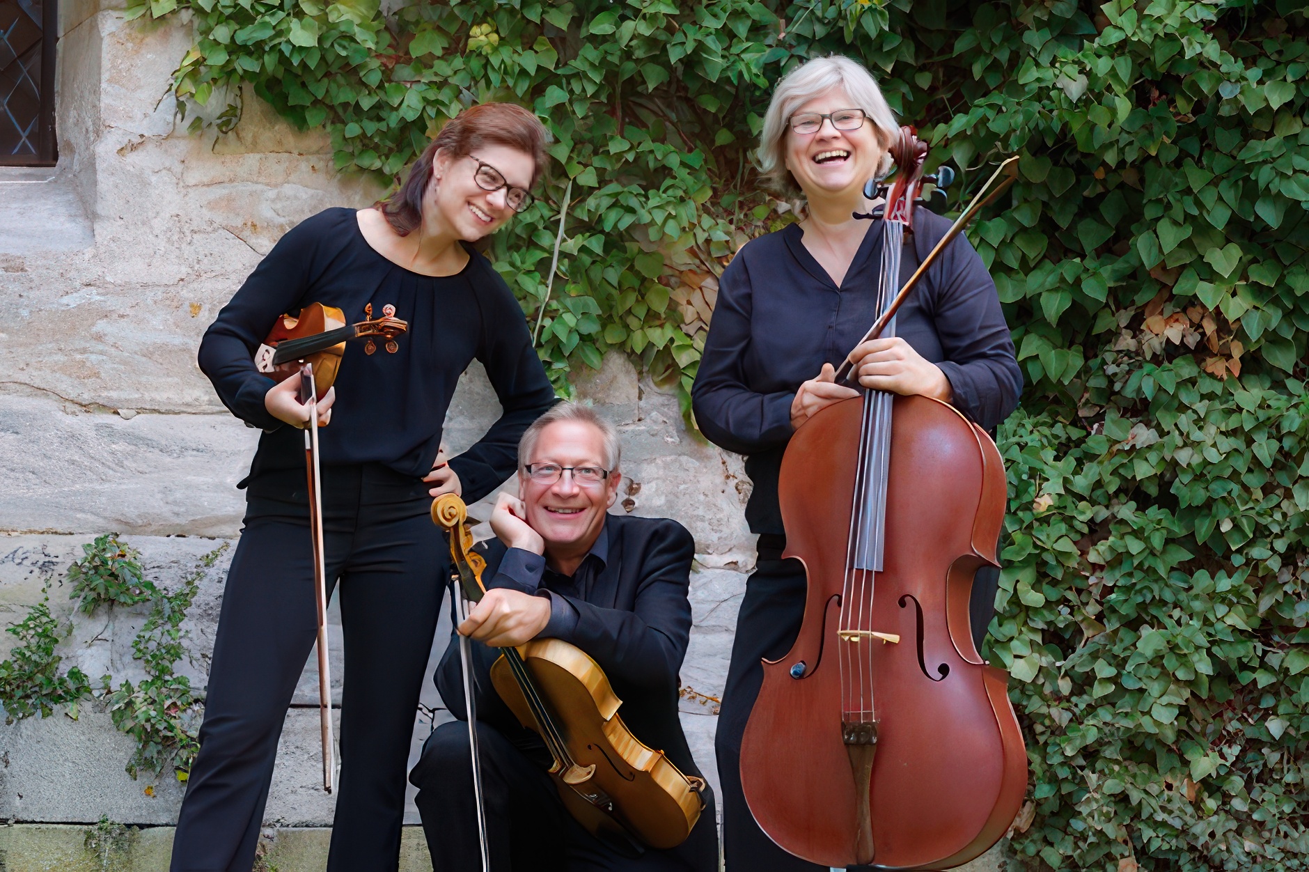 Evdiak Das Hohenzollern Trio präsentiert sich mit seinen Instrumenten