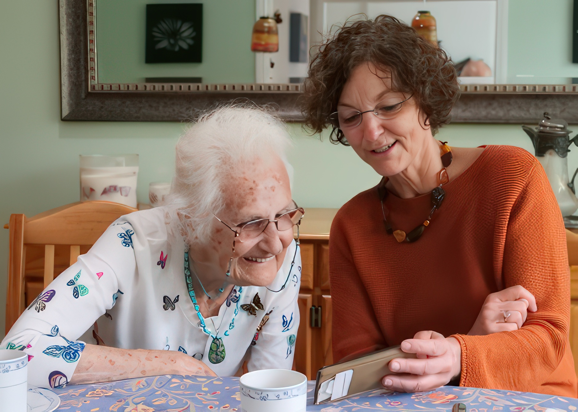 Evdiak Einer älteren Dame wir von einer Frau etwas auf dem Handy gezeigt