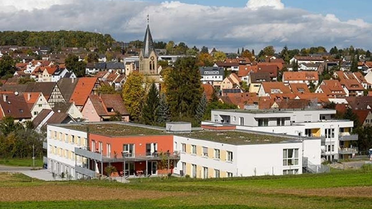Evdiak Sicht auf Gebäude des Pfelgeheims in schöner Landschaft