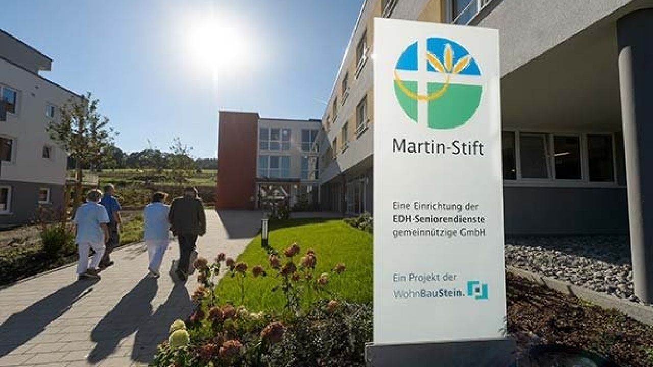 Evdiak Eingangsbereich mit großem Schild mit Logo und Bezeichnung "Martin-Stift"