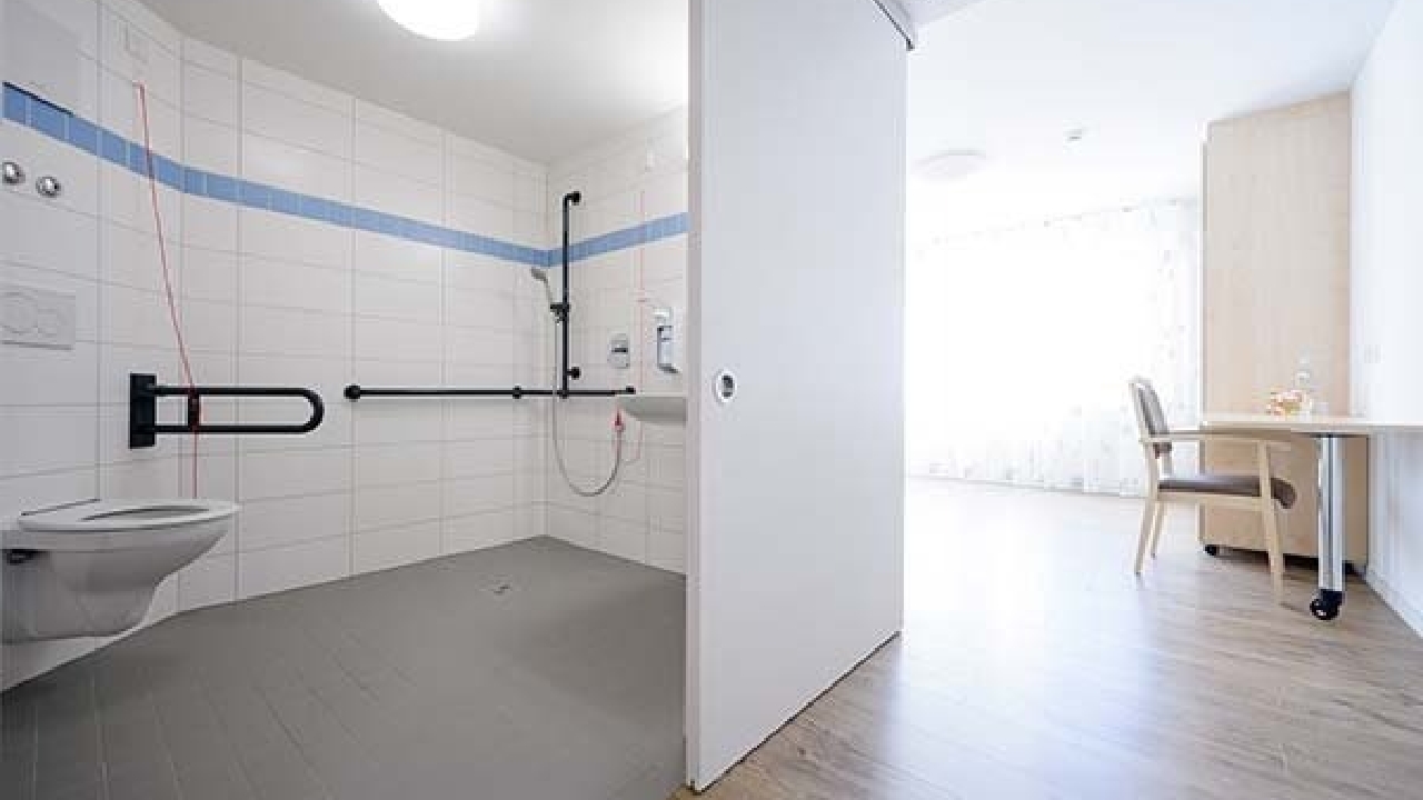 Evdiak Ausschnitt eines und hellen und freundlichen Zimmers mit Sicht auf die Ausstattung des Badezimmers