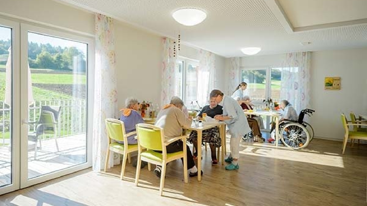 Evdiak Gruppe von Bewohnerinnen bei der Einnahme des Mittagessens