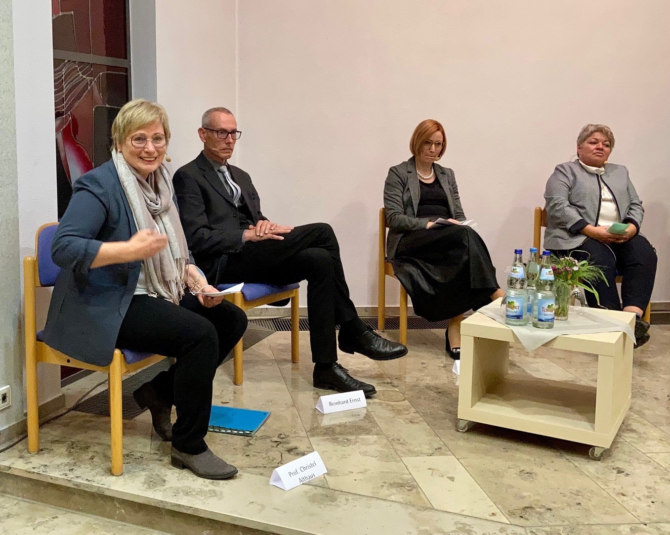 evdiak Menschen bei Podiumsdiskussion