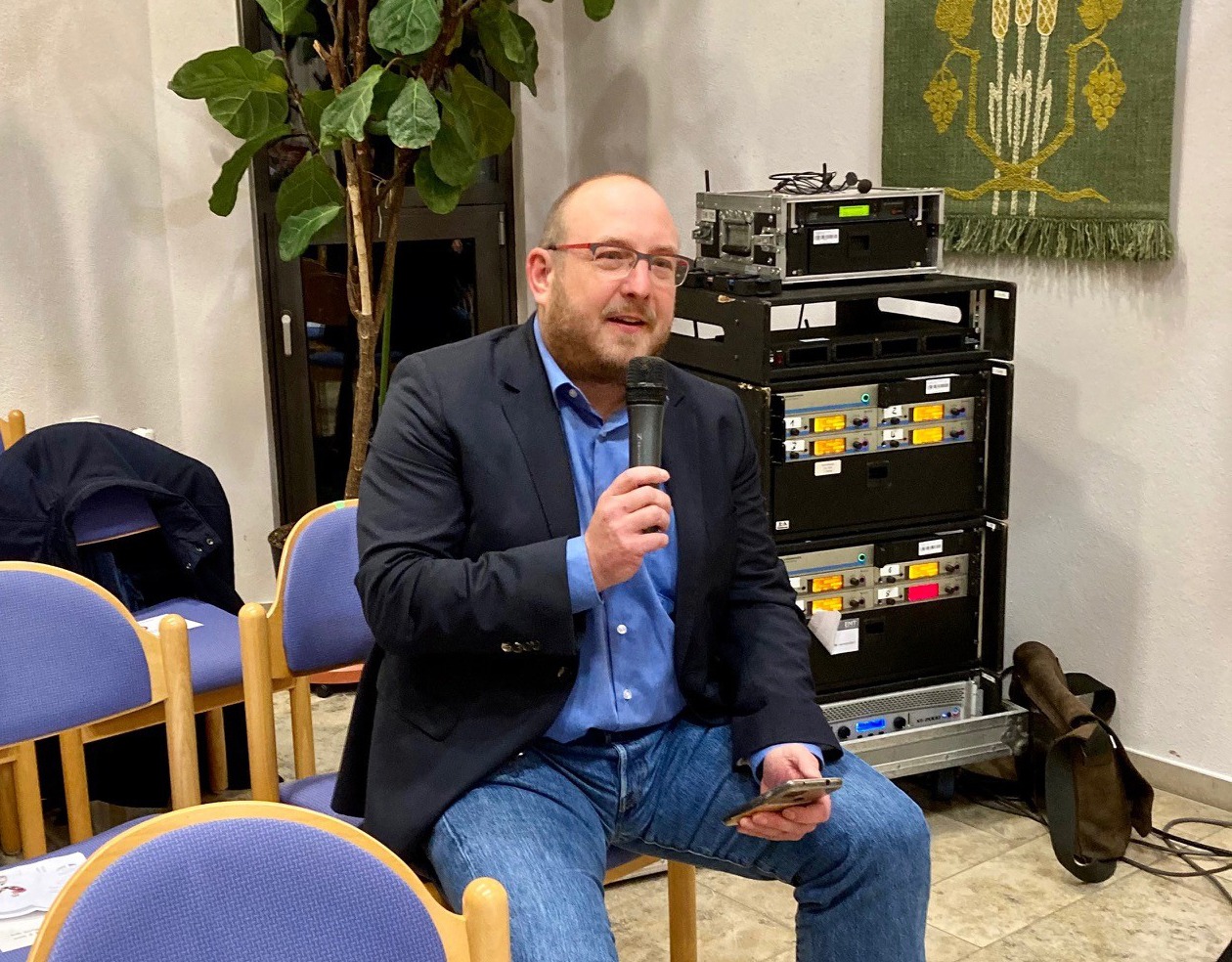 evdiak Menschen bei Podiumsdiskussion