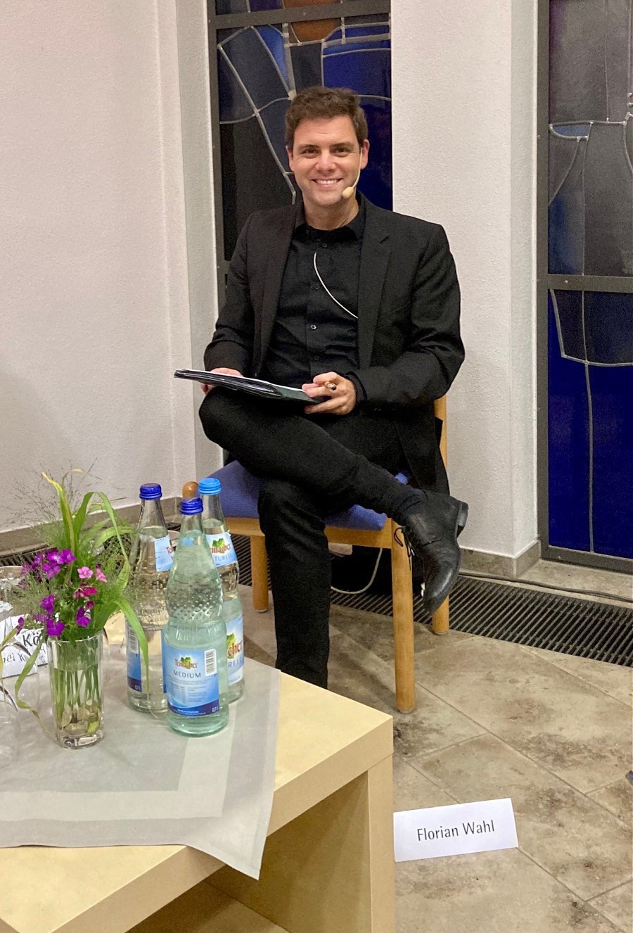 evdiak Menschen bei Podiumsdiskussion