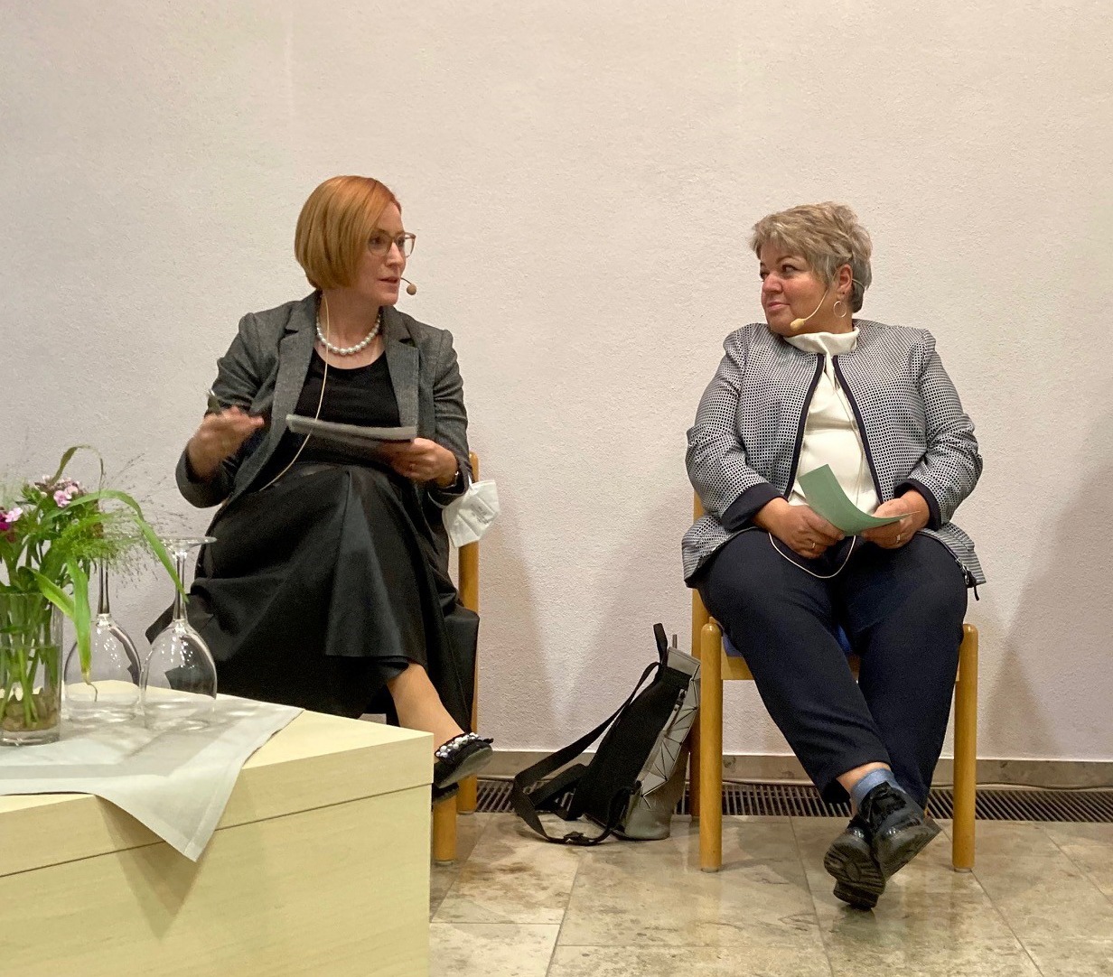 evdiak Menschen bei Podiumsdiskussion