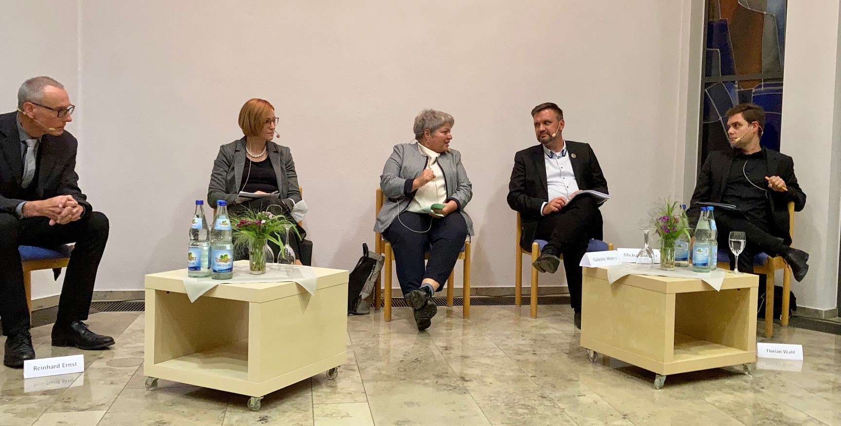 evdiak Menschen bei Podiumsdiskussion