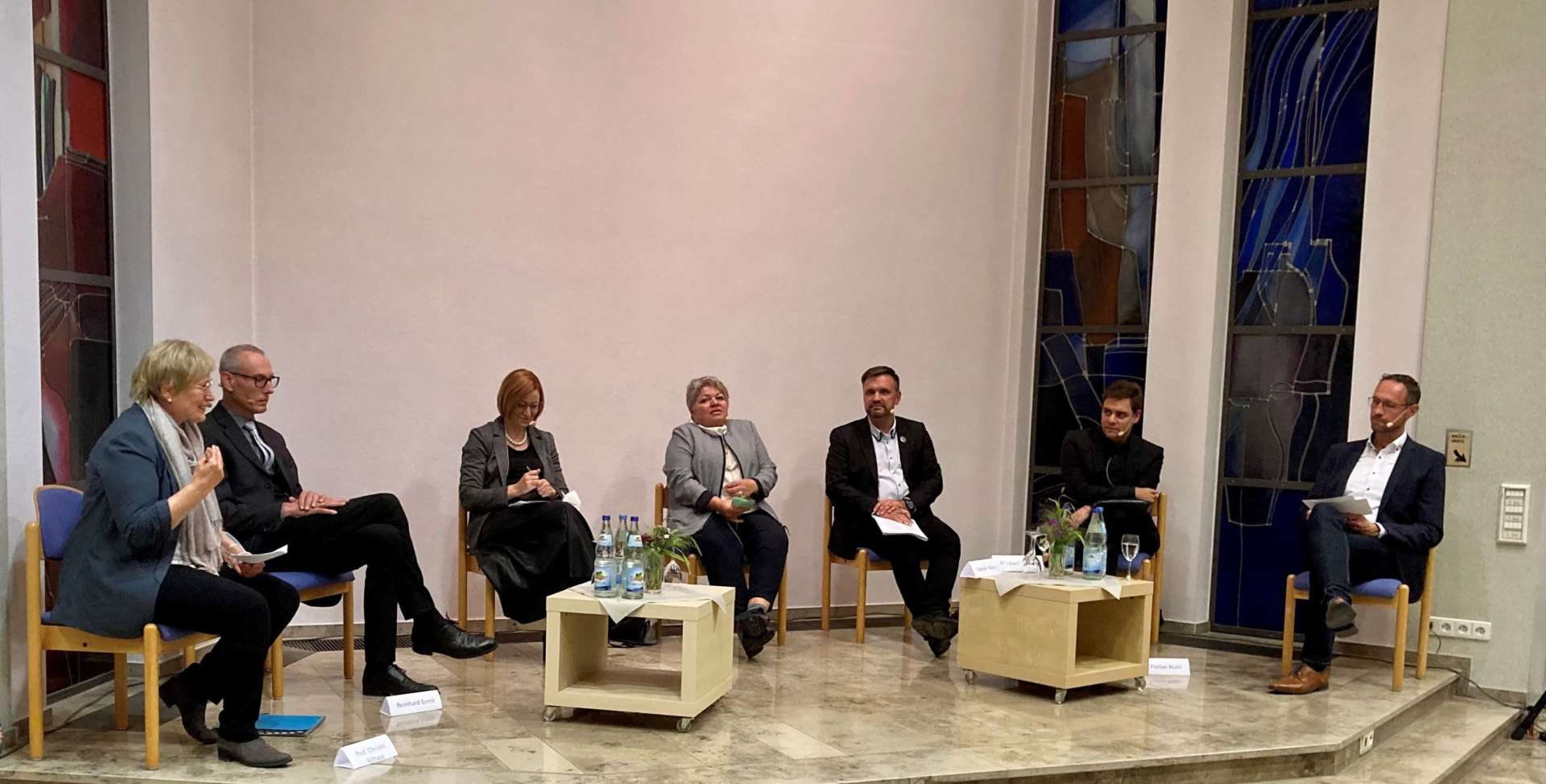 evdiak Menschen bei Podiumsdiskussion