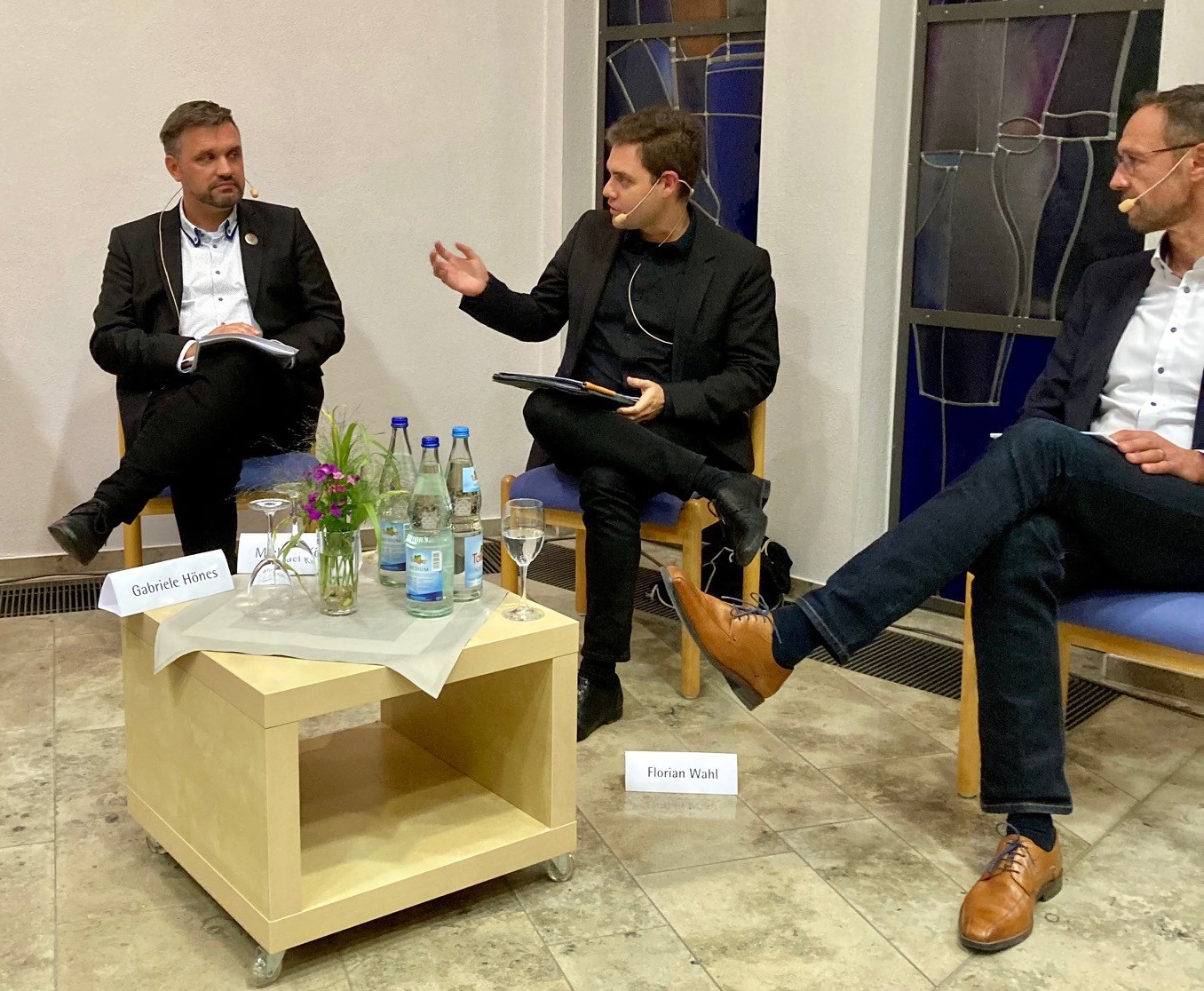 evdiak Menschen bei Podiumsdiskussion