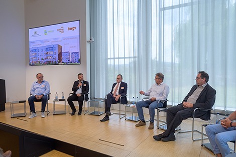 evdiak Menschen bei Podiumsdiskussion
