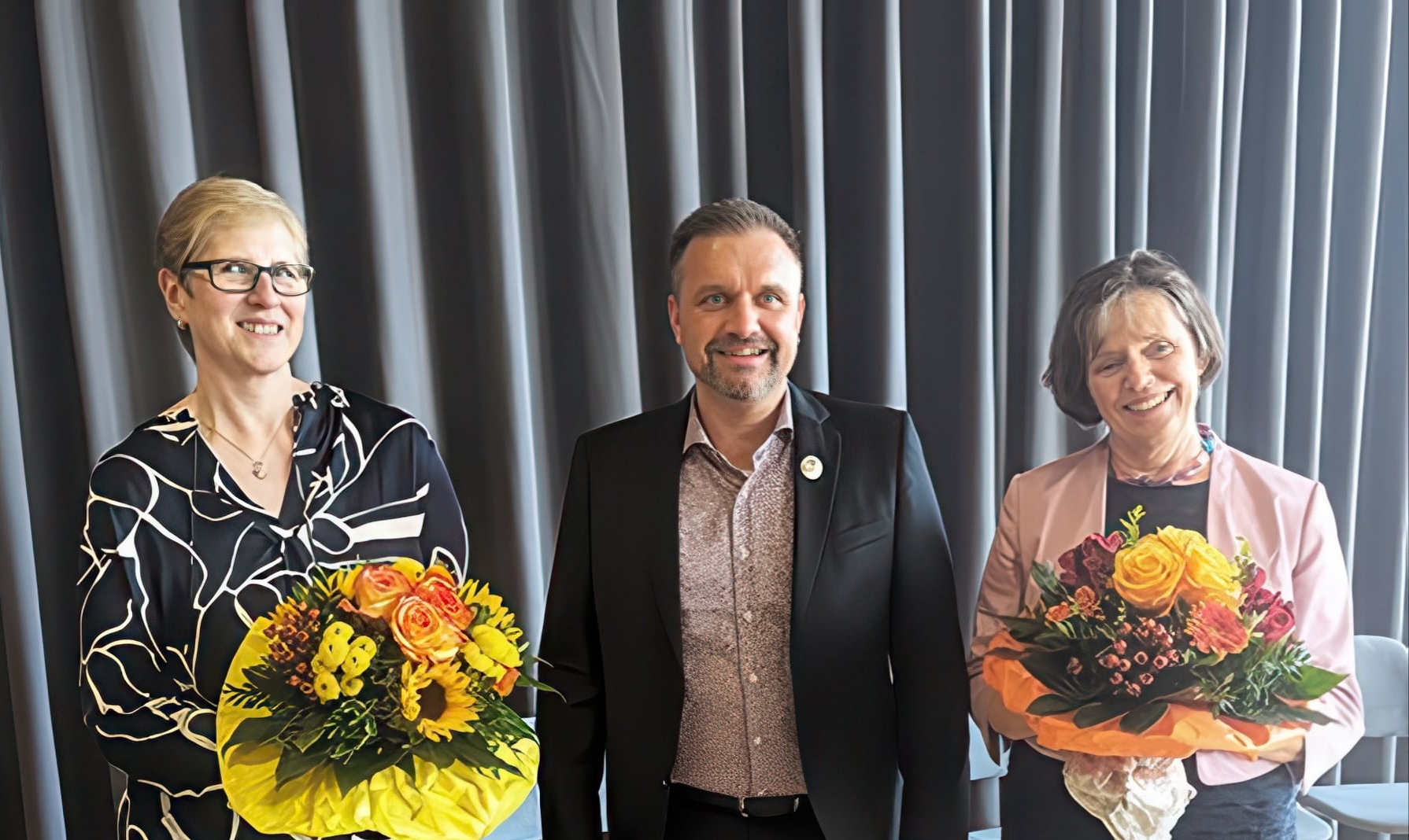 evdiak Bild von zwei Frauen und einem Mann mit Blumensträußen