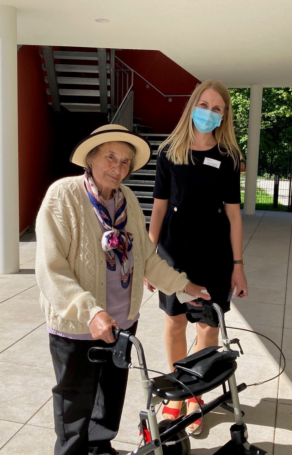 evdiak Bild einer Mitarbeiterin, die eine Seniorin im neuen Karolinen-Stift empfängt