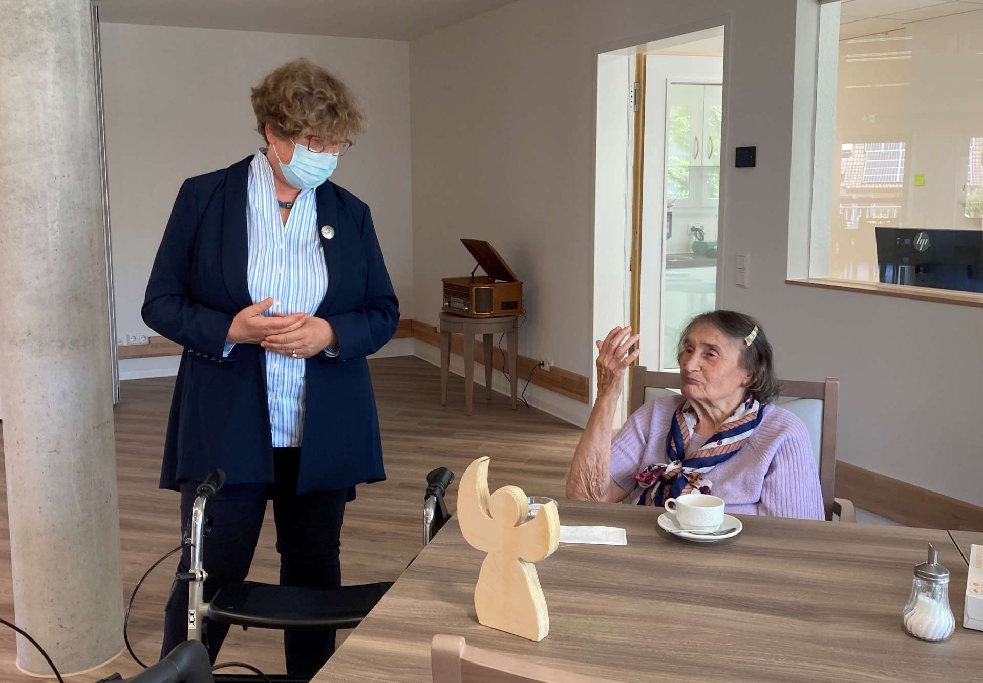 evdiak Bild der Einrichtungsleitung und einer Seniorin