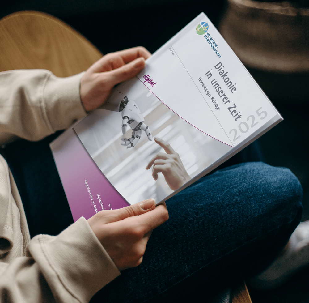 Evdiak Veröffentlichungen Frau hält Ausgabe von "Diakonie in unserer Zeit" in den Händen.